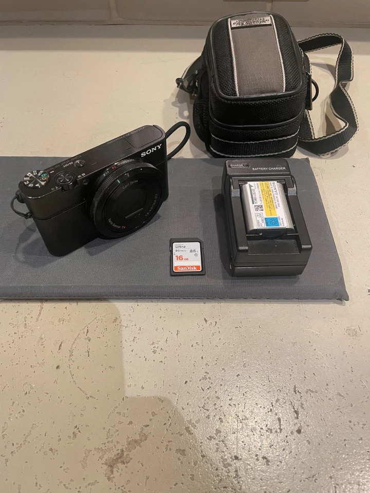 Cámara digital compacta Sony Cyber-shot DSC-RX100 20,2 MP con zoom de 3,6x - 1080p completa Foto 2 de 4