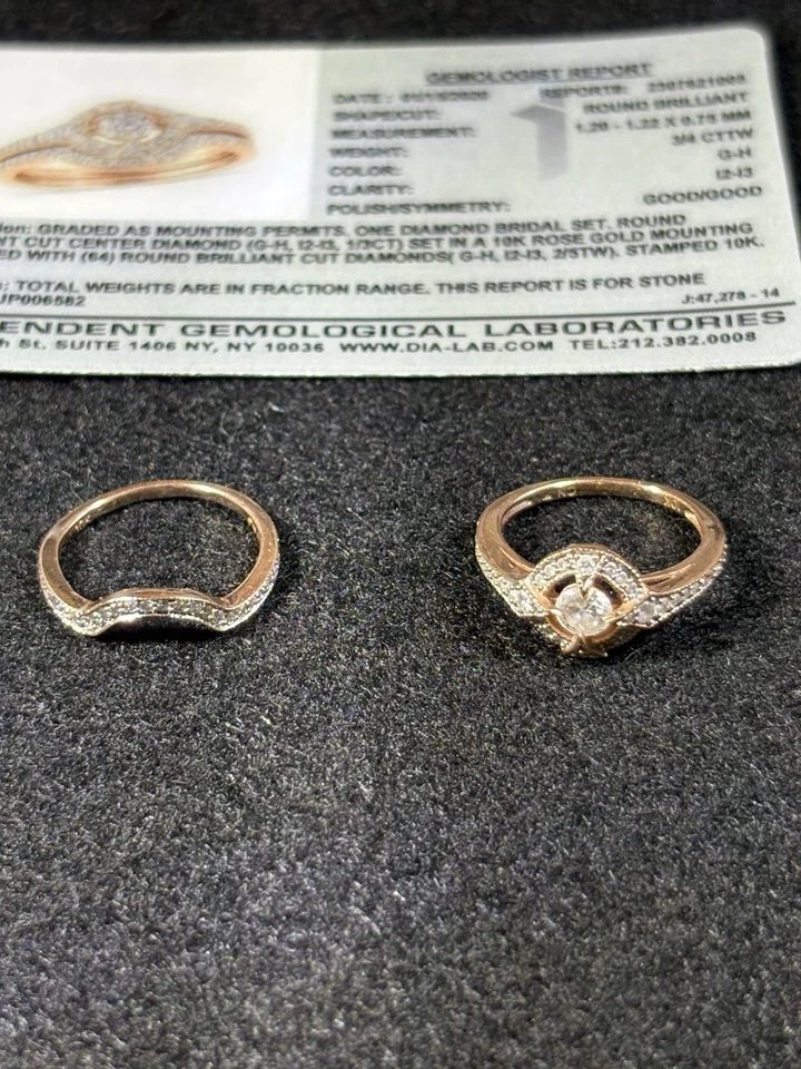 Juego nupcial de diamantes redondos de oro rosa de 10k para dama, clasificación IGL Foto 3 de 4