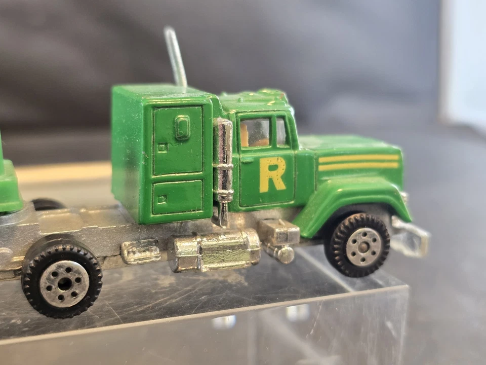 Road Champs 1982 HO Diecast 1/87 Robbins Green Mack Super-Liner Tractor Trailer - Image 4 of 4