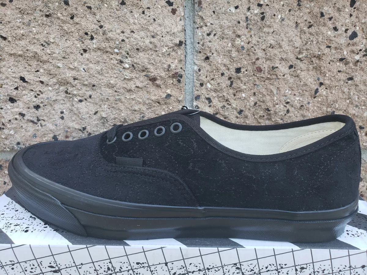 Vans vault hotsell all black