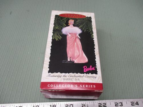 Vintage Markenzeichen Weihnachtsschmuck Aufbewahrungssake Barbie verzauberter Abend 1996 Kleid - Bild 1 von 4