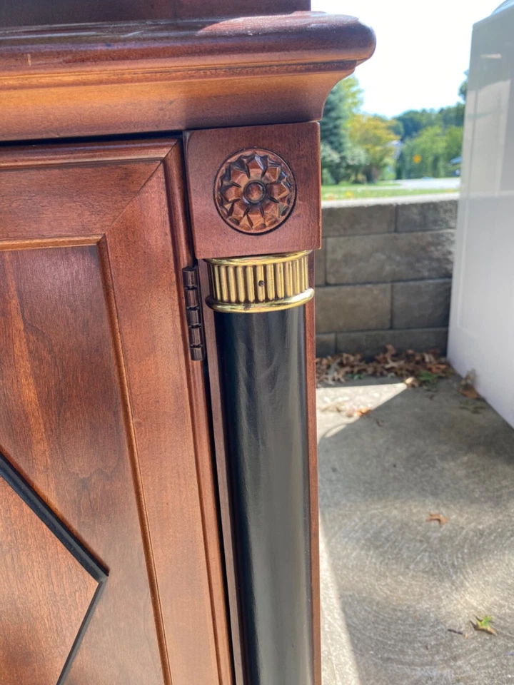 Mueble Stanley Estilo Neoclásico Madera de Cerezo China Vitrina con Luces Foto 4 de 4