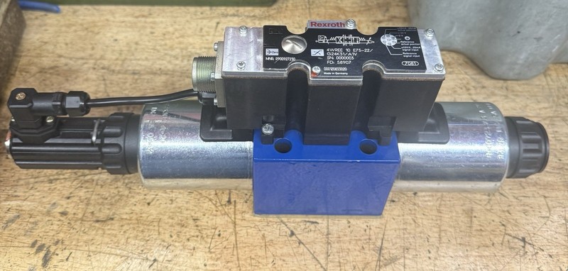 Rexroth R900927230 Proportional Directional Solenoid Valve 4WREE10E75-22/G24K...