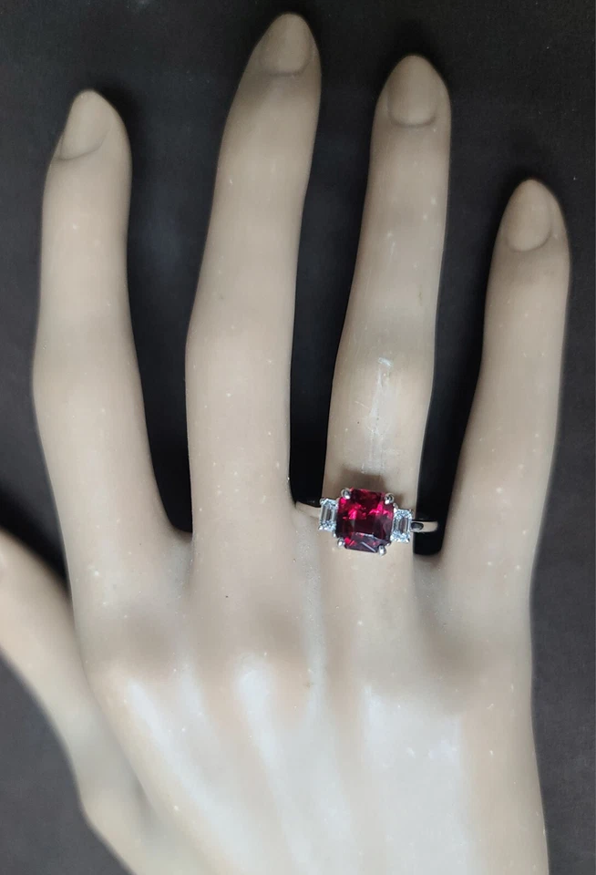 Anillo de compromiso de oro blanco de 14K de 2,54 quilates Granate rojo natural forma radiante  Foto 2 de 4