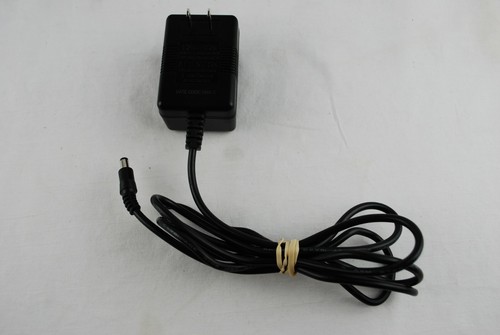 Medela Tiralatte Alimentatore AC/DC 9V Adattatore da Parete 9207010 Rev P U090100D31 - Foto 5 di 8