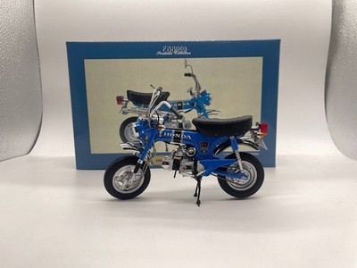 EBBRO「DAX Honda ST50 1969」1:10 Ebbro 1:10 Scale DieCast Model Dax Honda ST50 1969 Motorcycle Blue