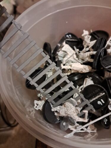 5 Tubs Of citadel Plastic miniatures + Paint + Dice - Picture 18 of 21