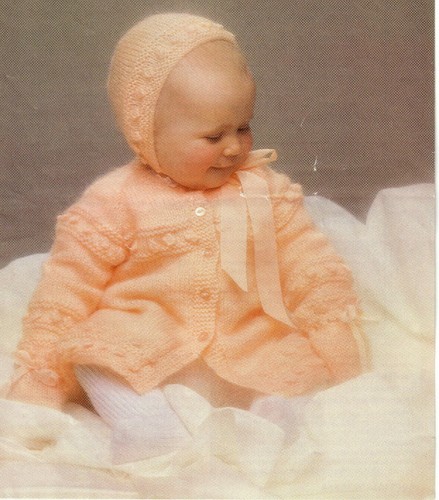 Strickanleitung Kopie 0016.  Baby Matinee Mantel & Mütze.  18-20 inch chest.  DK