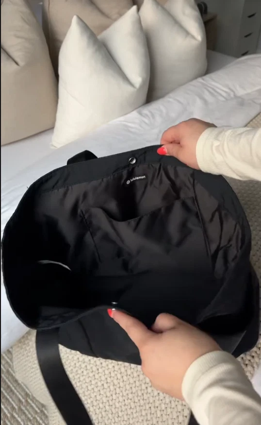 Lululemon Daily Tote Bag Black NWT – Multi Pocket Gym Yoga Travel Shoulder Bag - Image 4 of 4