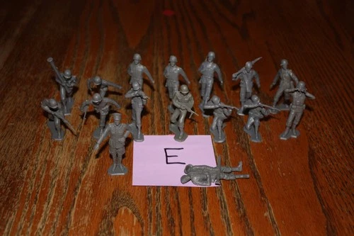 Full Mold Shot of 16 Marx Dark Gray German Army Soldiers Tank E - MPC