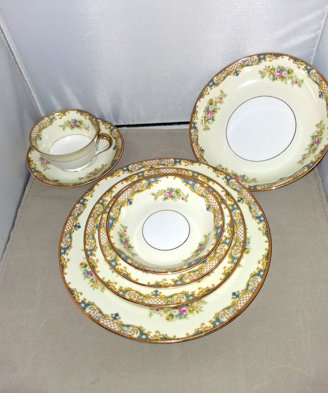  NORITAKE CARMELA  8 Place Settings 54 Pieces Excellent 