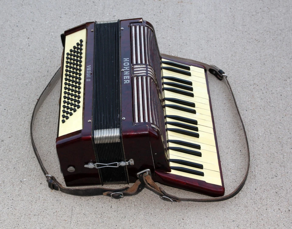 Acordeón bajo Hohner Verdi II 80 vintage años 50 celuloide rojo serie 76266 Foto 3 de 4