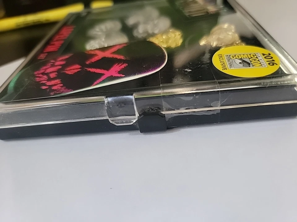 Juego de prendedores de solapa Escuadrón Suicida 2016 exclusivo de ComicCon  Foto 2 de 3