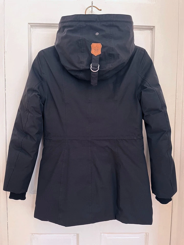 Abrigo acolchado parka de plumón Mackage Danea usado en excelente estado con ribete de piel desmontable XXS Foto 2 de 4