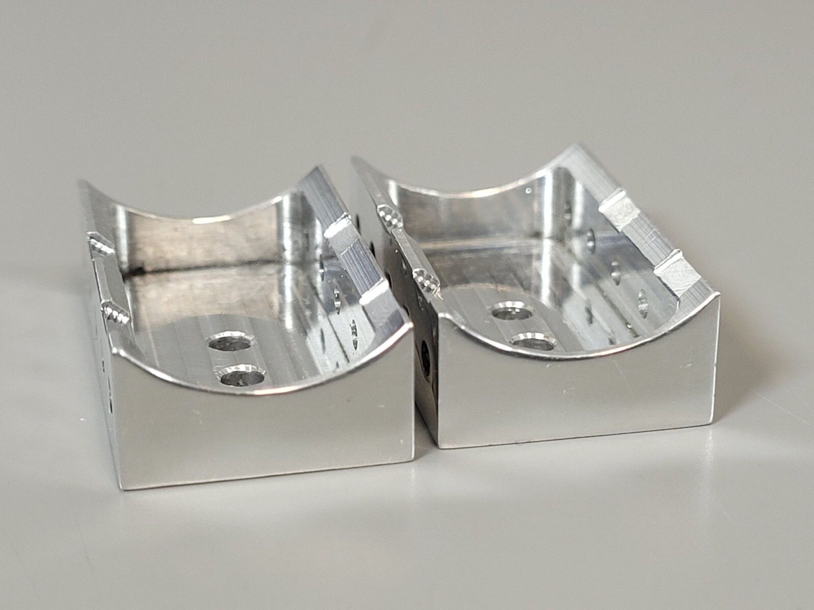 Emuca Lotto Di 2 Tubi Appendiabiti Per Armadio Silk Lunghezza 0,75 M Con Reggitubi, Alluminio E Tecnoplastica Anodizzato Opaco 82931014 - Foto 3