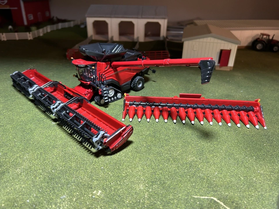 1/64 Ertl Case IH Axial-Flow AF11 2024 Farm Show Track Combine W/ Headers 44352 - Image 3 of 4