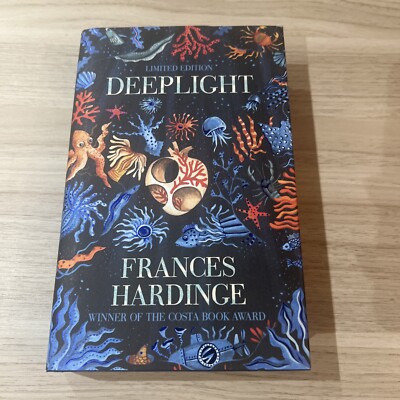 Signiert, limitiert 2/1500 gestempelt, versteckter Einband - Deeplight von Frances Hardinge