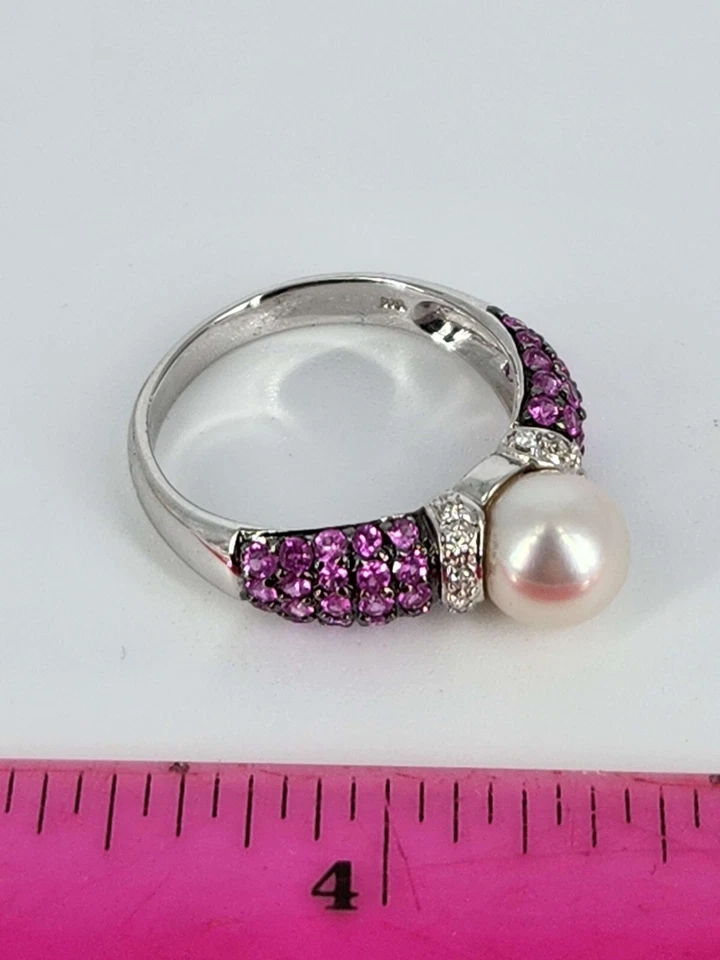 Anillo de compromiso de oro blanco de 14 quilates con perlas blancas y zafiro rosa Foto 4 de 4