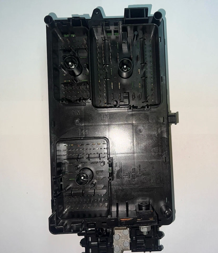 Bloque de conexiones relé caja de fusibles motor Chevy Malibu 2013-2014 22873728 Foto 2 de 3