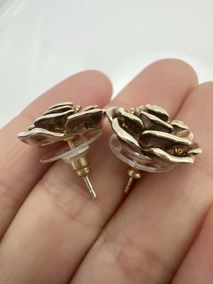 Aretes de oro sobre plata de ley 925 con flor de camelia  Foto 3 de 4