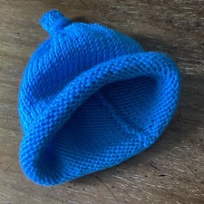New Hand Knitted Premature Baby Hat Baby Boy Blue Top Knot Hat 26cm