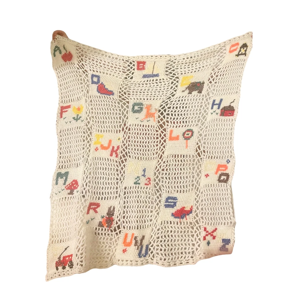 Edredón manta bebé ganchillo vintage hecho a mano ABC cuadrados detallados Apx 45"x45" Foto 3 de 4