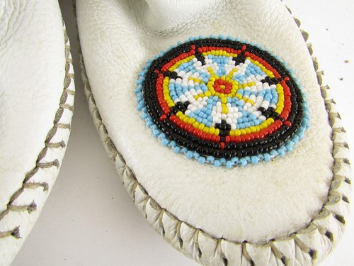 HAND CRAFTED WOMENS SIZE 8.5 BEADED LEATHER NATIVE AMERICAN INDIAN MOCCASINS - Picture 15 of 15