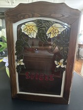 Armario de especias de madera vintage con puerta de vitral
