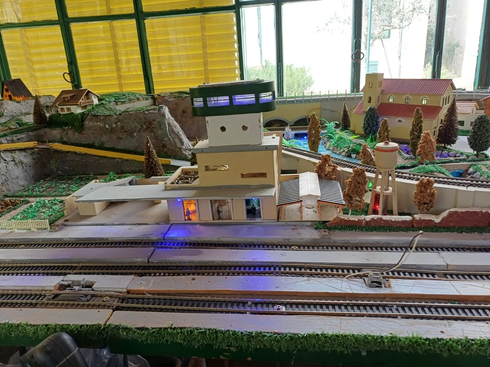 Platico Ferroviario Hornby - Immagine 2 di 4