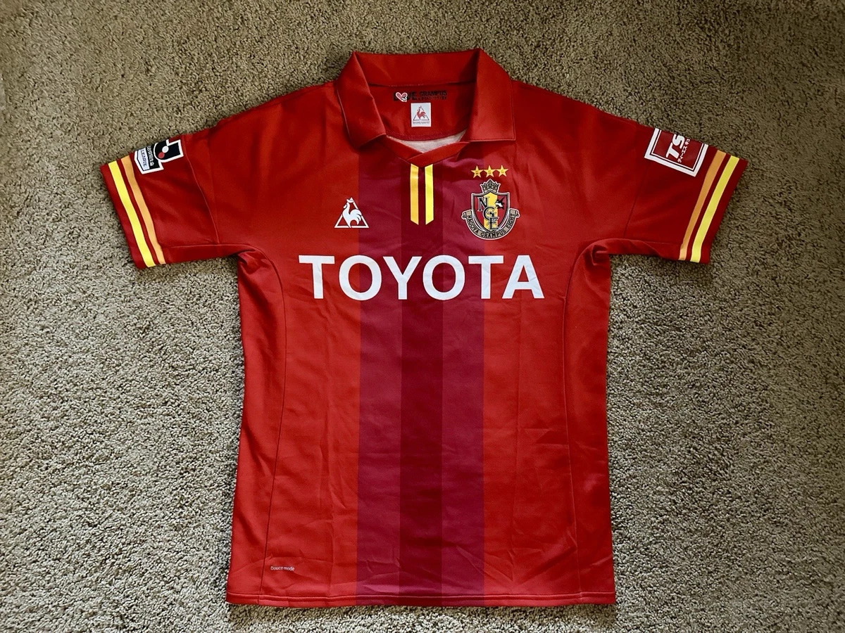 Télécharger logo doré nagoya grampus, 4k, fond de pierre rouge, ligue