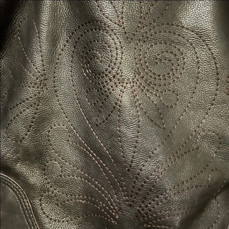 Bolsa/bolsa de ombro Gianni Bini couro preto ferragem dourada vintage - Imagem 2 de 4