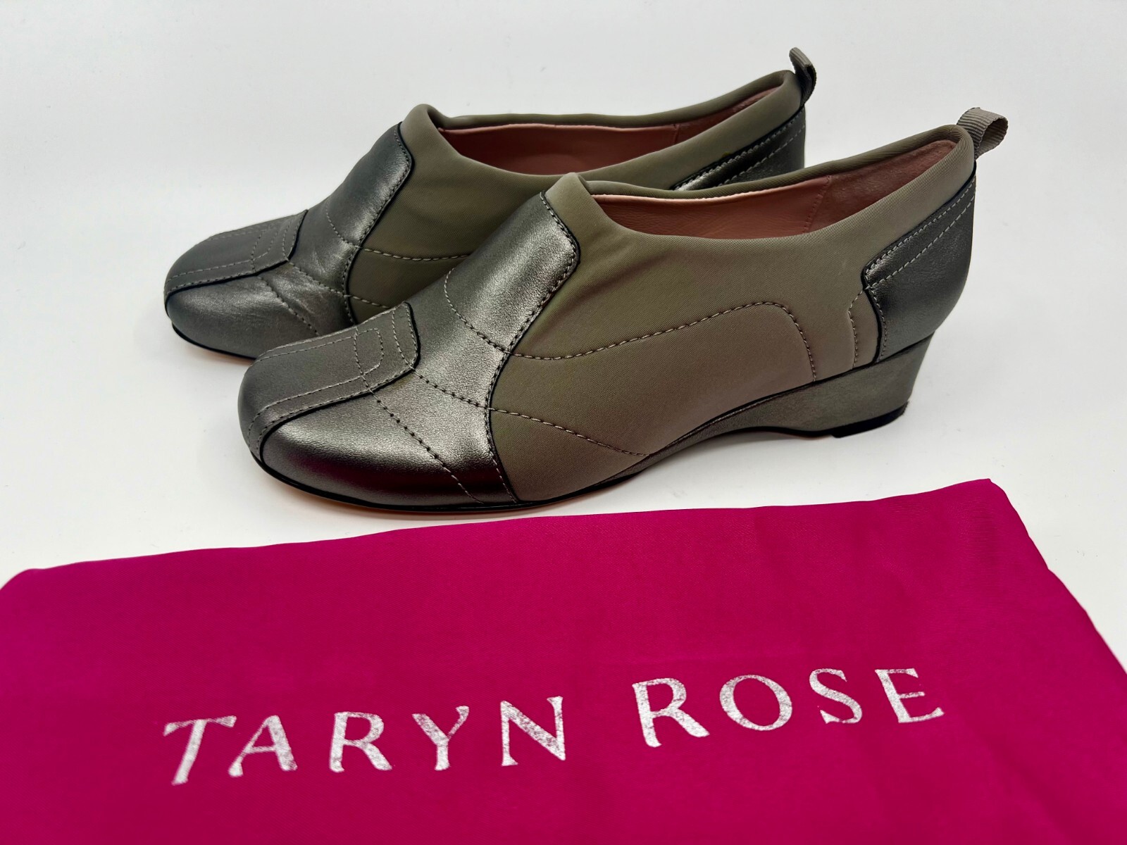 Zapatilla deportiva de vestir para mujer Taryn Rose 6,5 M Kuss semi-cuña usada en excelente estado metálica