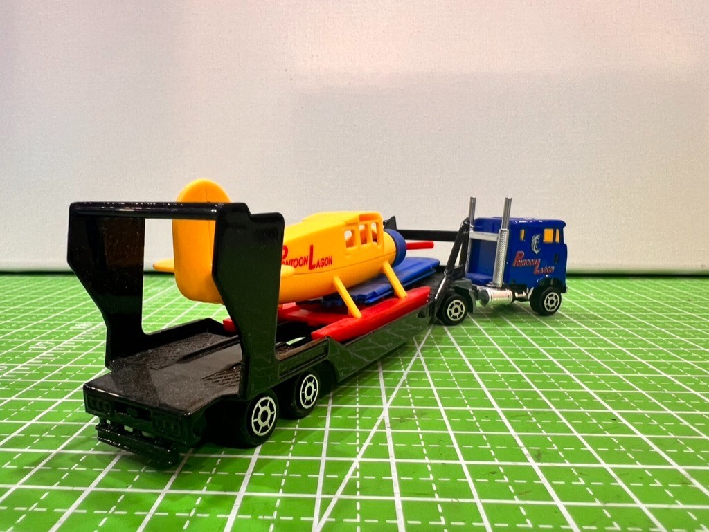 Majorette Pontoon Lagoon Semi W/Flatbed & Detachable Plane