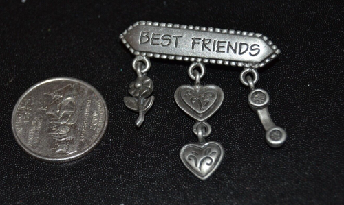 Broche Pin BEST FRIENDS COLGA CORAZONES TELÉFONO Firmado Peltre J.J. Jonette De Colección - Imagen 2 de 4