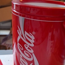 Coca-Cola Becher/Beh&auml;lter rot/wei&szlig; mit Griff (Henkel) & Deckel &copy; 1996