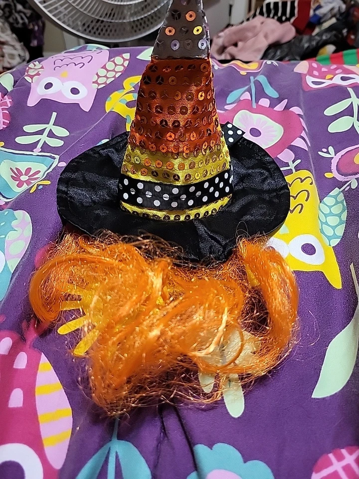Sombrero de perro bruja Pets Mart Halloween con pelo naranja para perros pequeños o medianos Foto 4 de 4