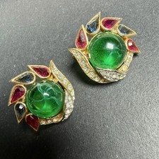 RARE 1960S CROWN TRIFARI EMERALD GLASS CABOCHON JEWELS OF INDIA CLIP EARRINGS