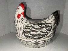Gallina de cerámica pintada a mano vintage sobre un soporte para huevos nido