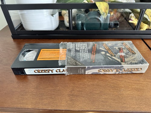 Creepy Classics with Vincent Price (1988 VHS tape, pre-owned, WITH game card) - Picture 3 of 4