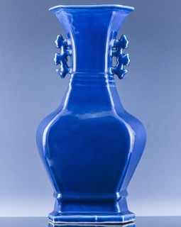 FINE 18/19thc CHINESE ROYAL BLUE GLAZED FACETED HANDLED PORCELAIN VASE