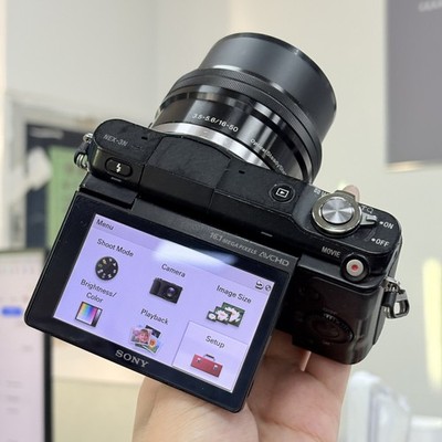 SONY Alpha NEX-3N 16.1MP Mirrorless Digital Camera + Discover 25mm F1.8 Lens