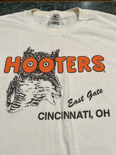 Vintage HOOTERS Cincinnati Ohio T-Shirt Delightfully Tacky, Yet Unrefined Sz 2XL - Picture 2 of 6