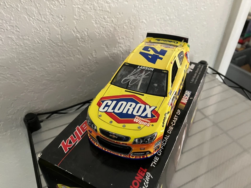 2014 #42 KYLE LARSON 1:24 TOALLITAS CLOROX AUTOGRAFIADAS SS. Foto 2 de 2