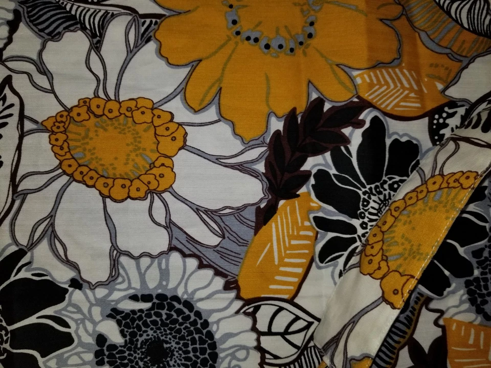 Panel de cortina World Market "amarillo brillante/negro/blanco floral" 48" X 84" - 1 panel Foto 4 de 4