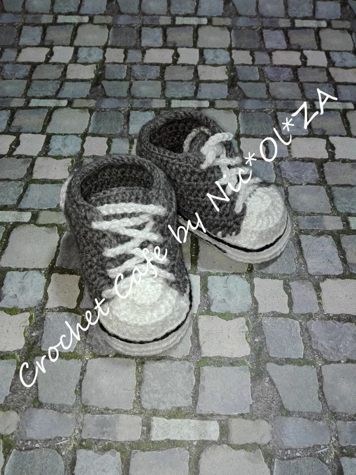 BOTINES DE BEBÉ DE GANCHILLO HECHOS A MANO ZAPATILLAS DEPORTIVAS CONVERS GRIS-BLANCO 0 - 24 MESES Foto 4 de 4