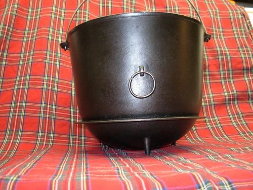 NICE VINTAGE #8 " WAGNER " CAST IRON 3 LEG BEAN POT STOVE RING CAULDRON KETTLE