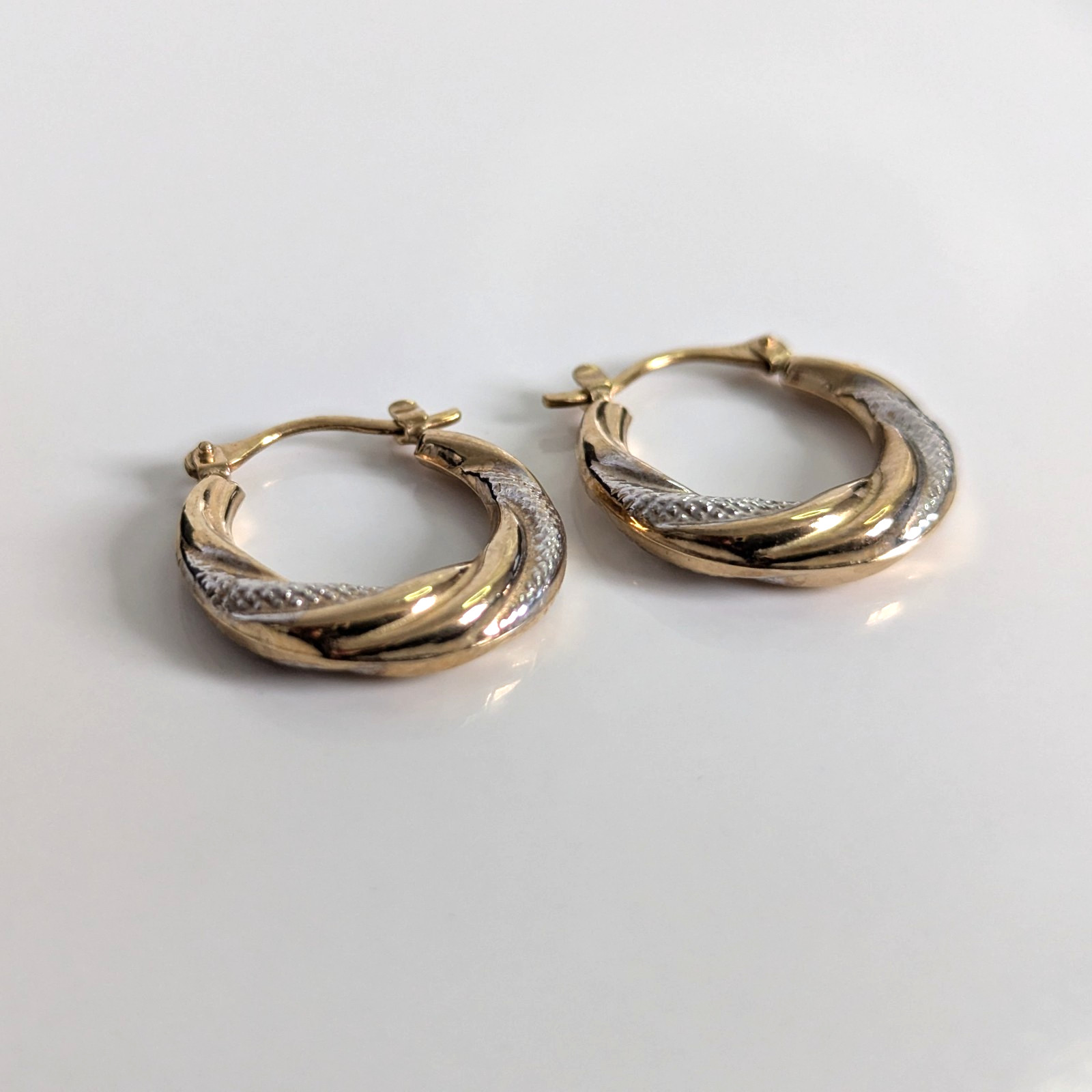 9ct Gold Twisted Hoop Earrings 375 Stamped Size 20mm x 21mm Multi Toned