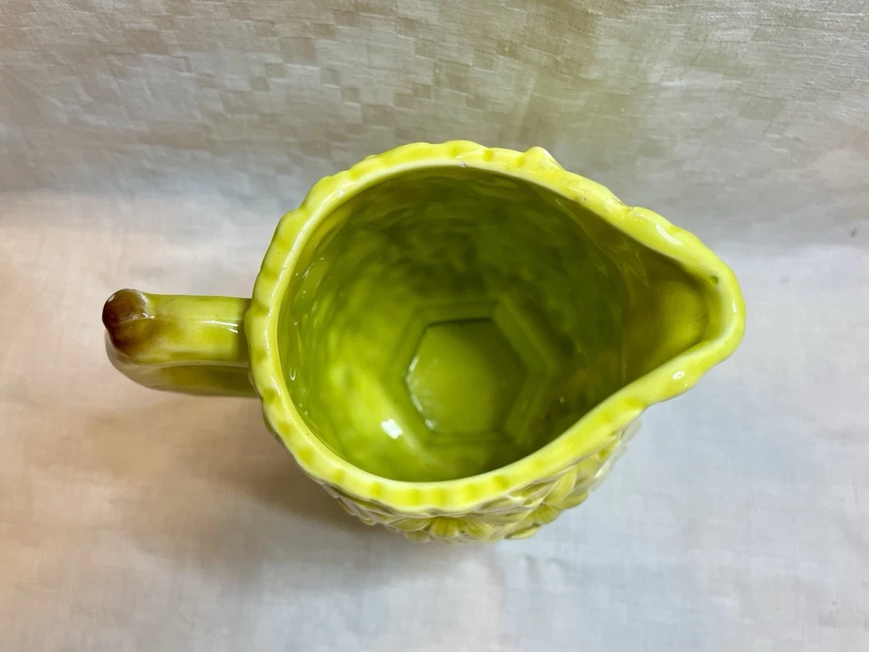 Jarra Chartreuse de cerámica vintage y margarita blanca base hexagonal 1960 Foto 4 de 4