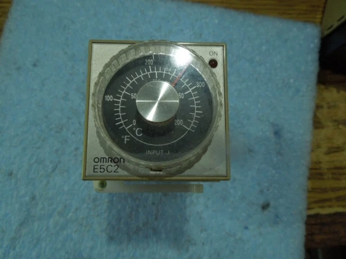 Omron Type: EC52-R20J Temperature Controller w/Base