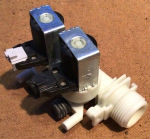 HOTPOINT WASCHMASCHINE HULT822 DOPPEL WASSEREINLASSVENTIL 33390115